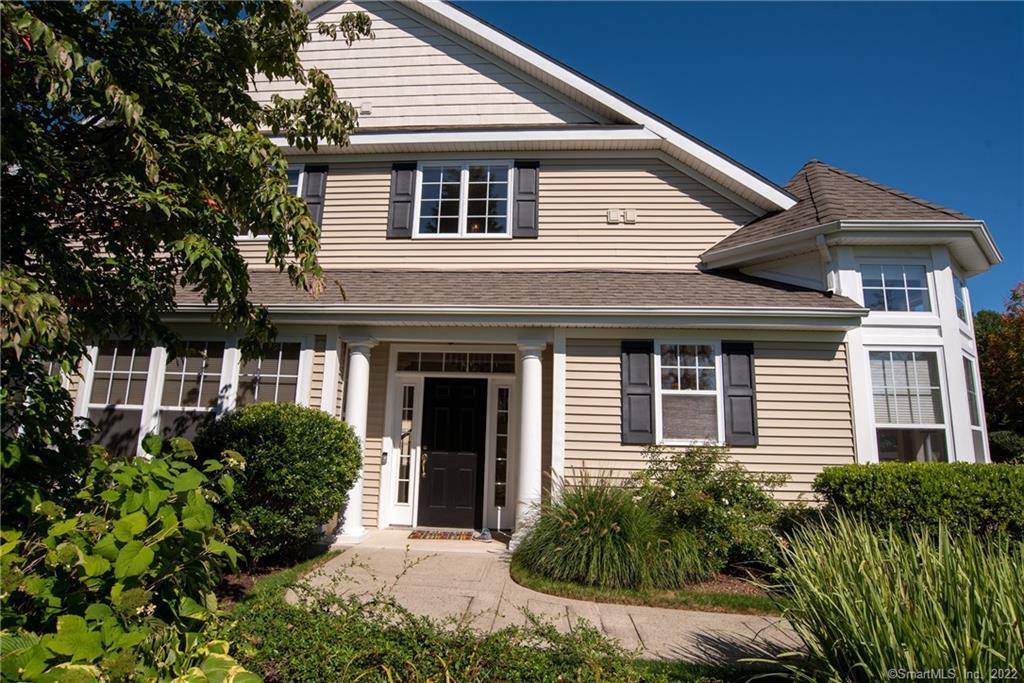 This beautiful, light filled end unit in Ridgewood of Middlebury is available for lease immediately !