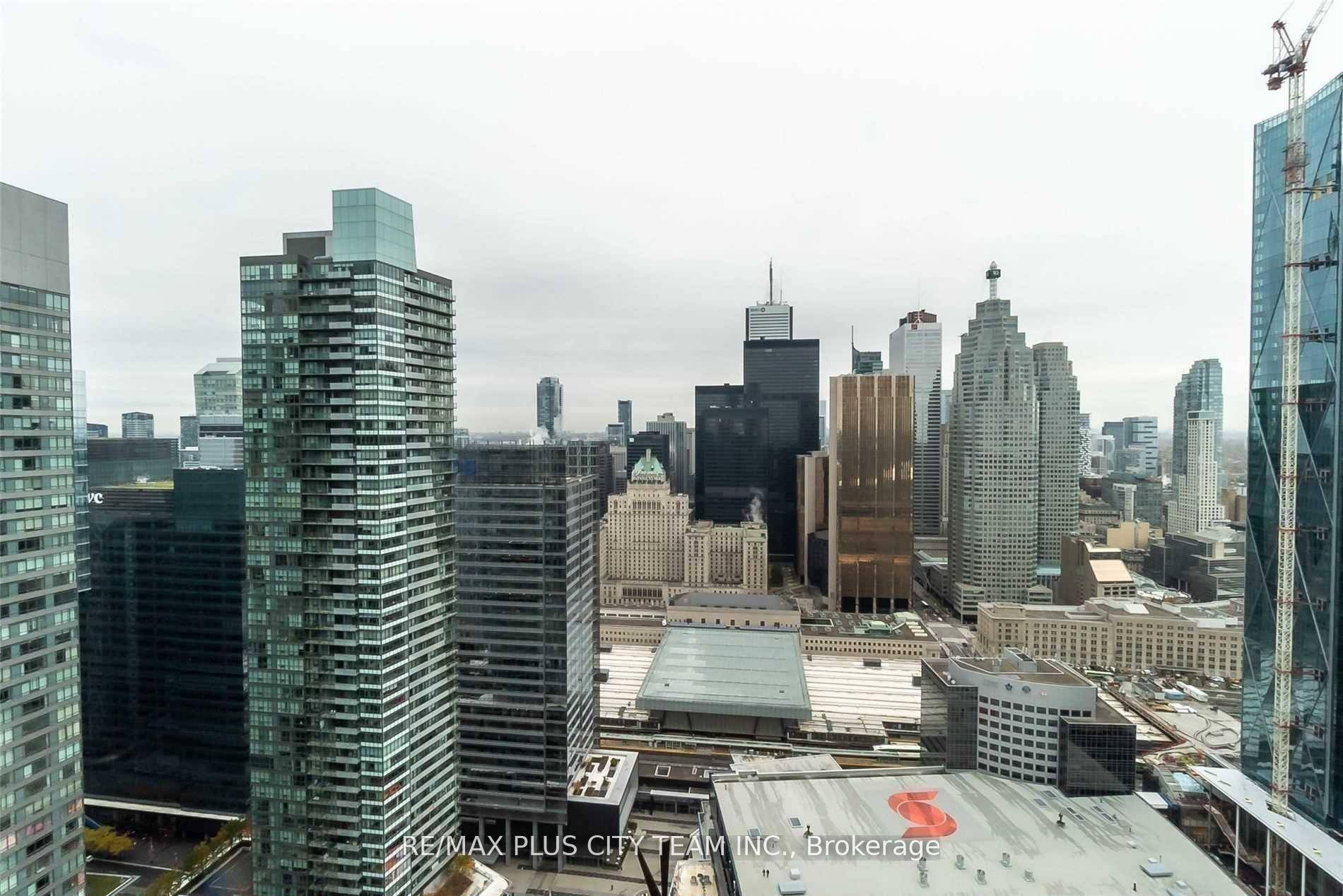 Experience the perfect blend of luxury, comfort, and prime location in this stunning Harbour Plaza homea true urban sanctuary in Toronto's thriving core.