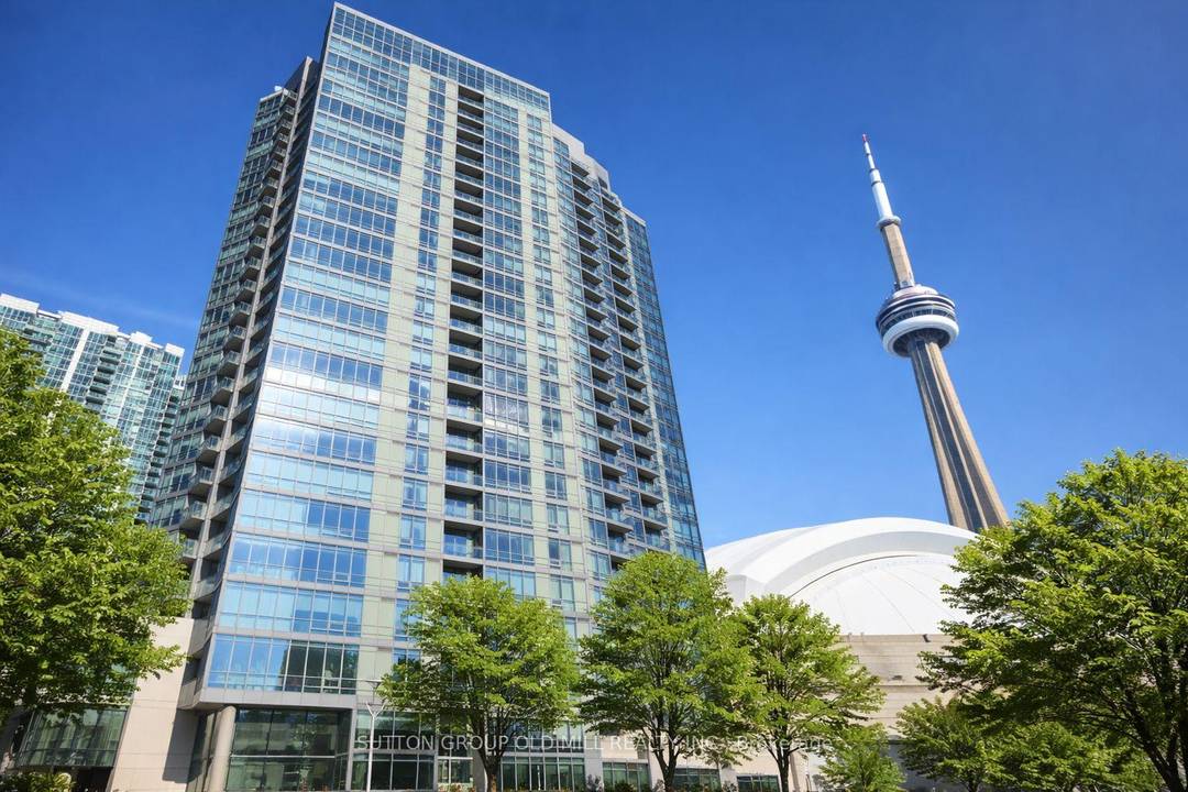 This exceptional 1 bedroom plus den condo 3 Navy Wharf Court offers contemporary urban living in one of Toronto's most sought after downtown neighbourhoods.