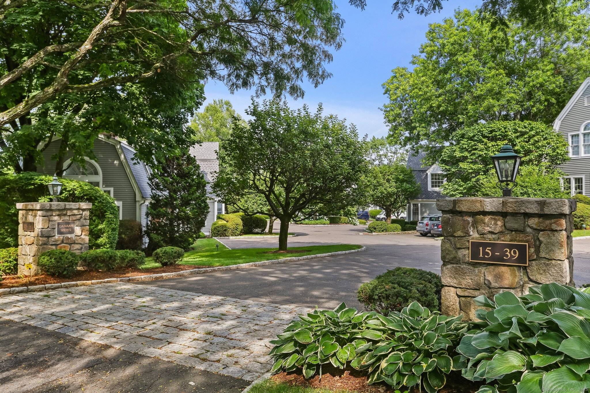 Sought After Canaan Mews End Unit Walk to Town Located in the desirable and impeccably maintained Canaan Mews community, a complex of 13 town homes.