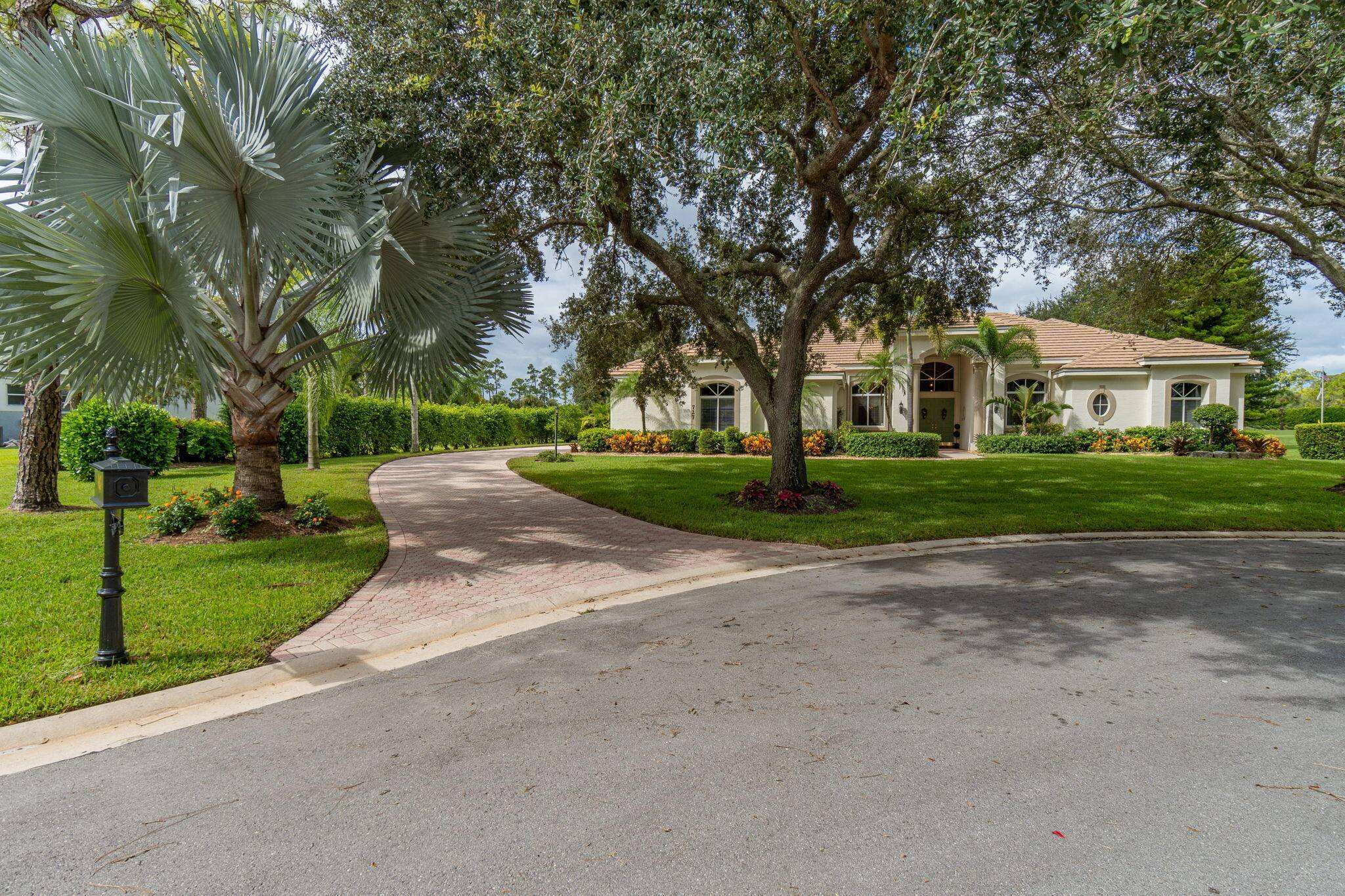 Sought after BINKS ESTATES 4 BR, 3 BA home sits on 1 2 acre w private lot on Wellington National Golf Course signature 18th fairway, w water feature, and green.