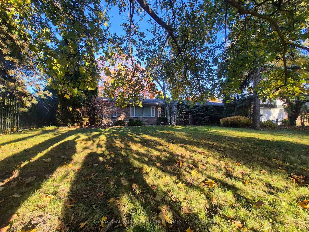 Muskoka In The City ! York Mills Most Sought After Enclave.