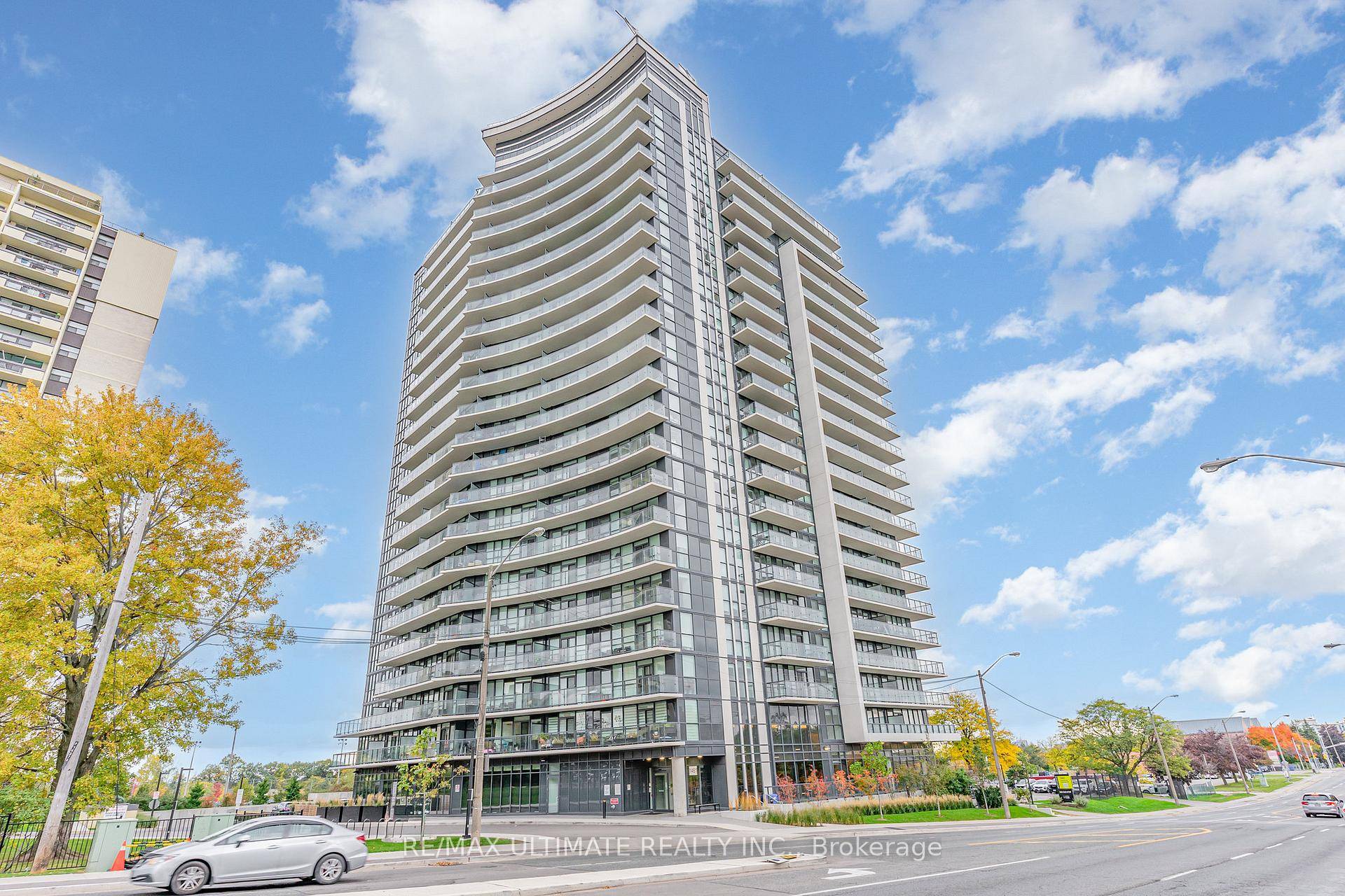 Modern 2 bed, 2 bath condo in Yorkdale area !
