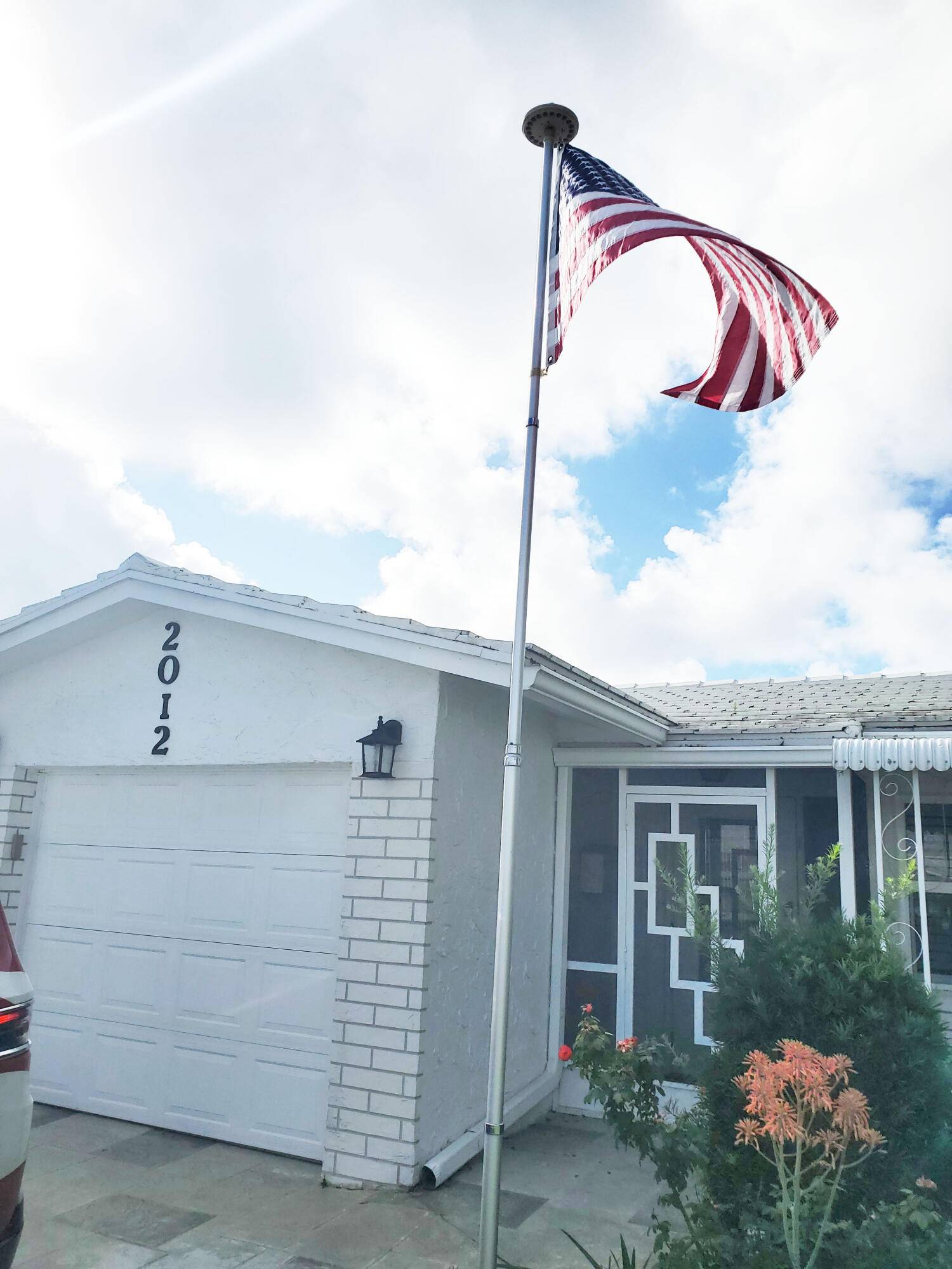 This wonderful 2BR 2BA home in desirable 55 community of Leisureville !