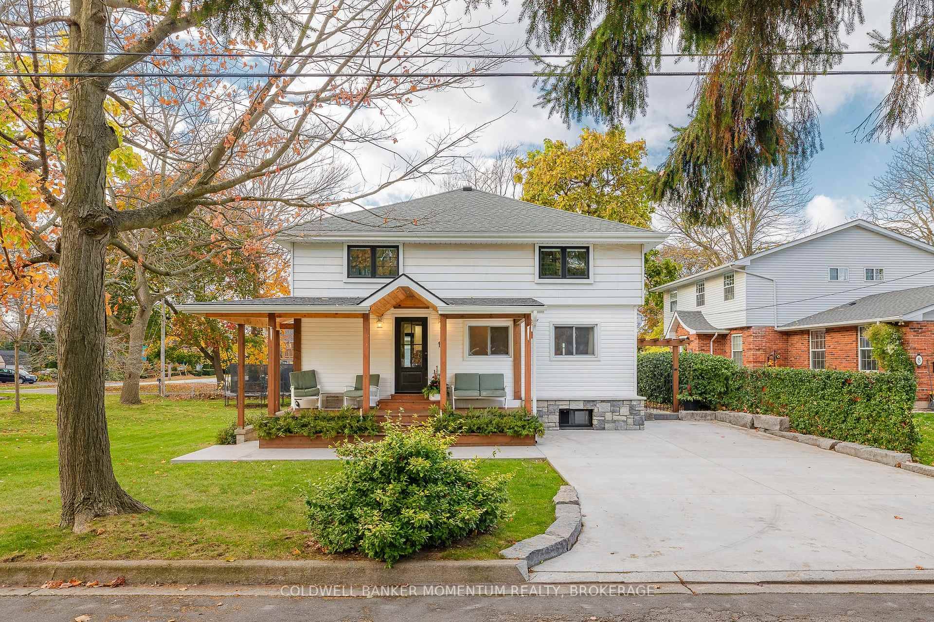 Welcome to 10 Betts Avenue in the historic Grimsby Beaches neighbourhood.