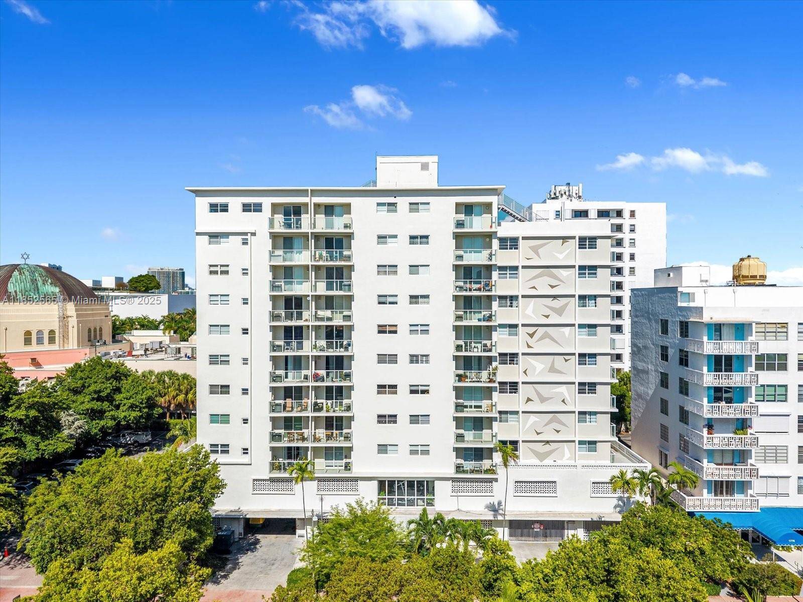 Spacious 1 Bedroom 1. 5 Bathroom Condo in the Heart of Miami Beach.