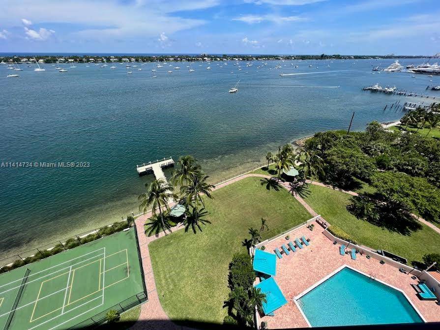 Spectacular panoramic intracoastal views.