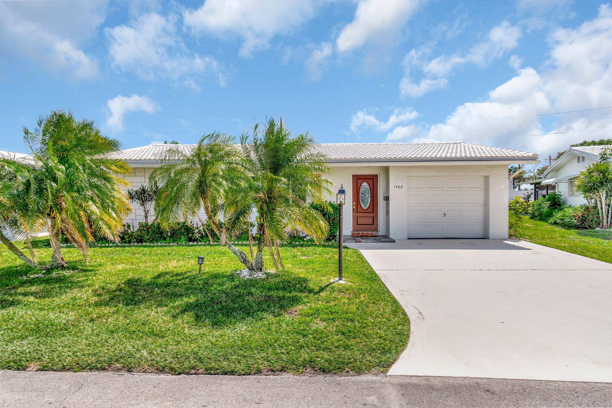 JUST REDUCED ! ! ! UPDATED 2 2 CHALLENGER MODEL IN DESIRABLE LEISUREVILLE 55 COMMUNITY.