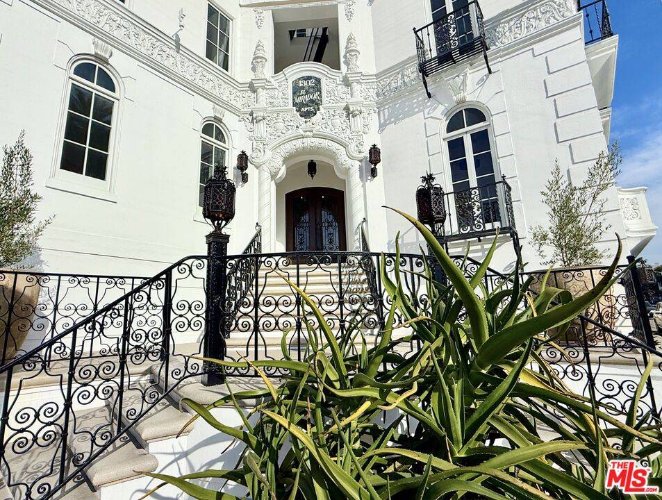 1302  N Sweetzer Ave 2BR Sunset Strip La