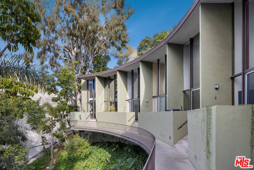 3625 Fredonia Dr 1BR Hollywood Hills East La