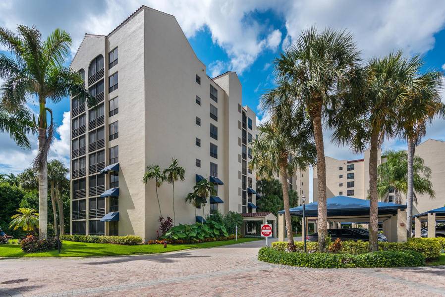 Spacious High Floor Regency Model CondoBeautifully updated 3 bedroom, 2.