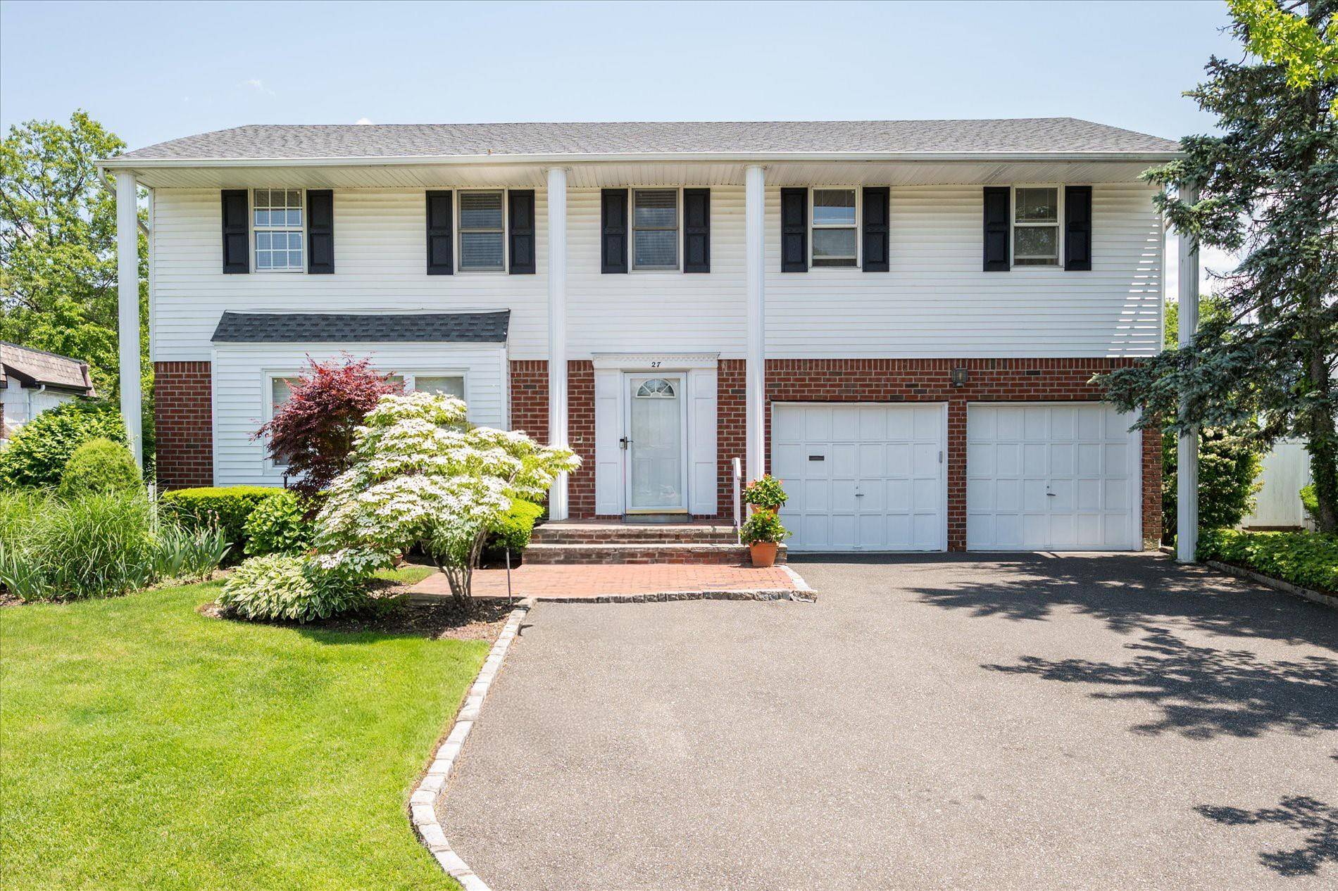 Located in the vibrant center of Roslyn and zoned for the top rated Herricks School District, this exceptional 5 bedroom residence offers space, style, and everyday functionality.