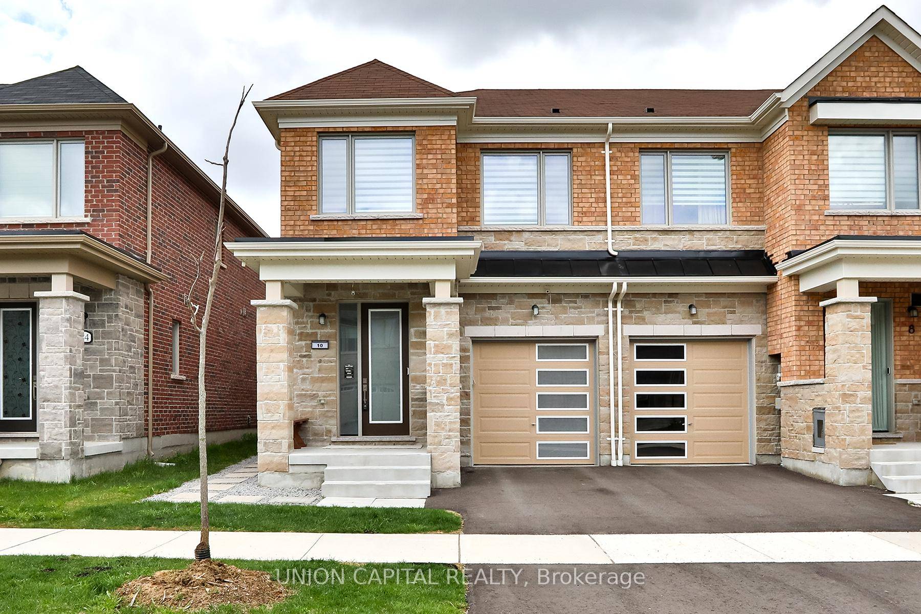 Welcome to this exceptional end unit townhome in Stouffvilles sought after Trailways community.