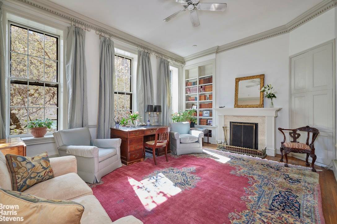This elegant one bedroom duplex is located in the heart of the Upper East Side on a lovely and quiet tree lined street.