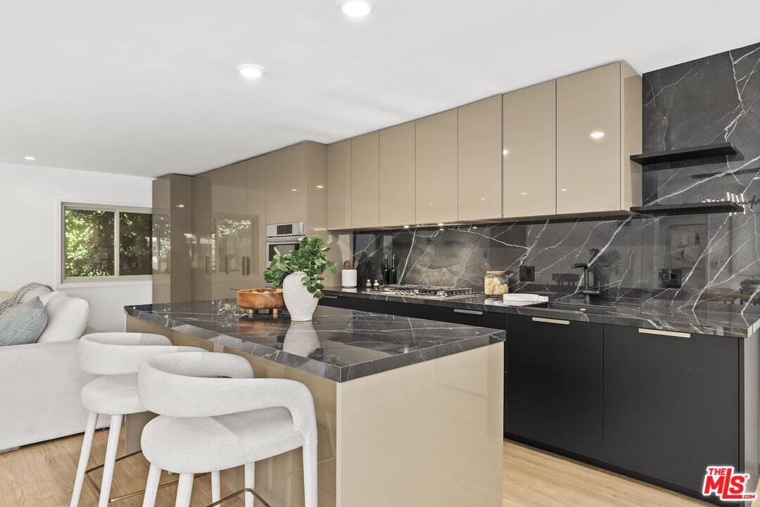 1233  N Laurel Ave 2BR Hollywood Hills East La