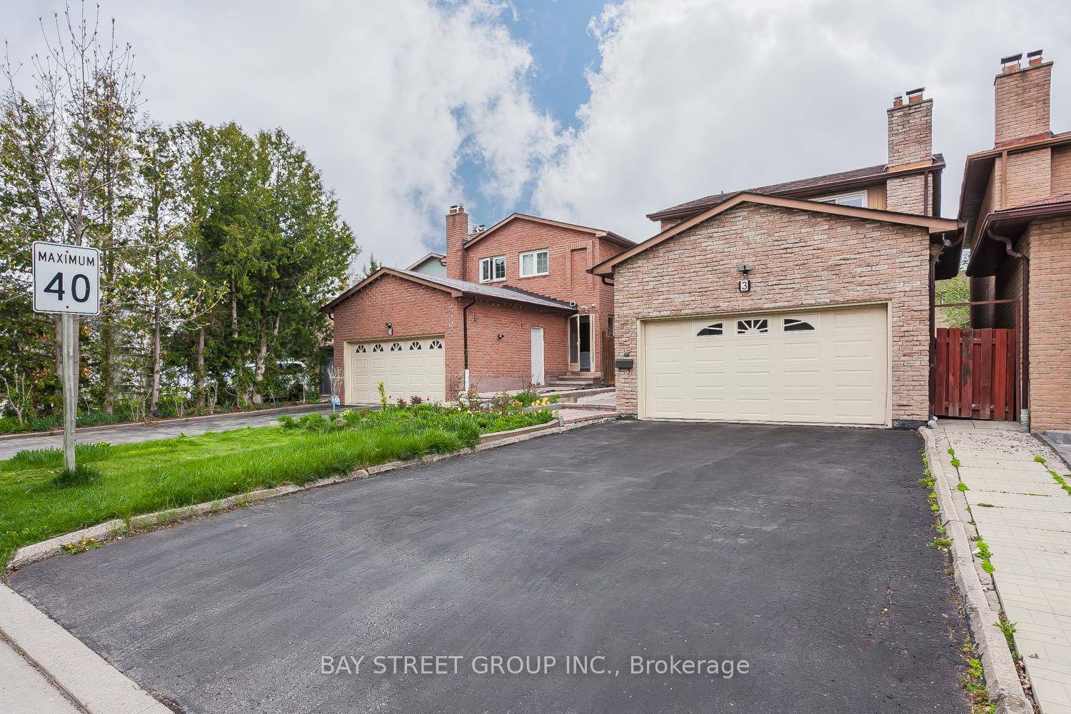 Bright amp ; Spacious 3 2 Bedroom Home in a Prime Location !