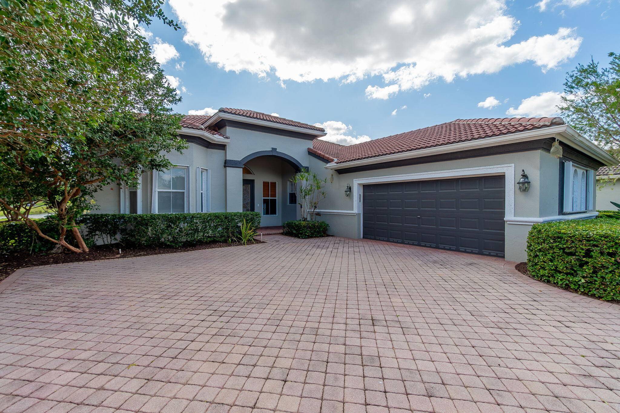 The panoramic view of the lake and golf course welcomes you the moment you walk into this home, featuring porcelain tiles and wooden floors, located on a cul de sac.