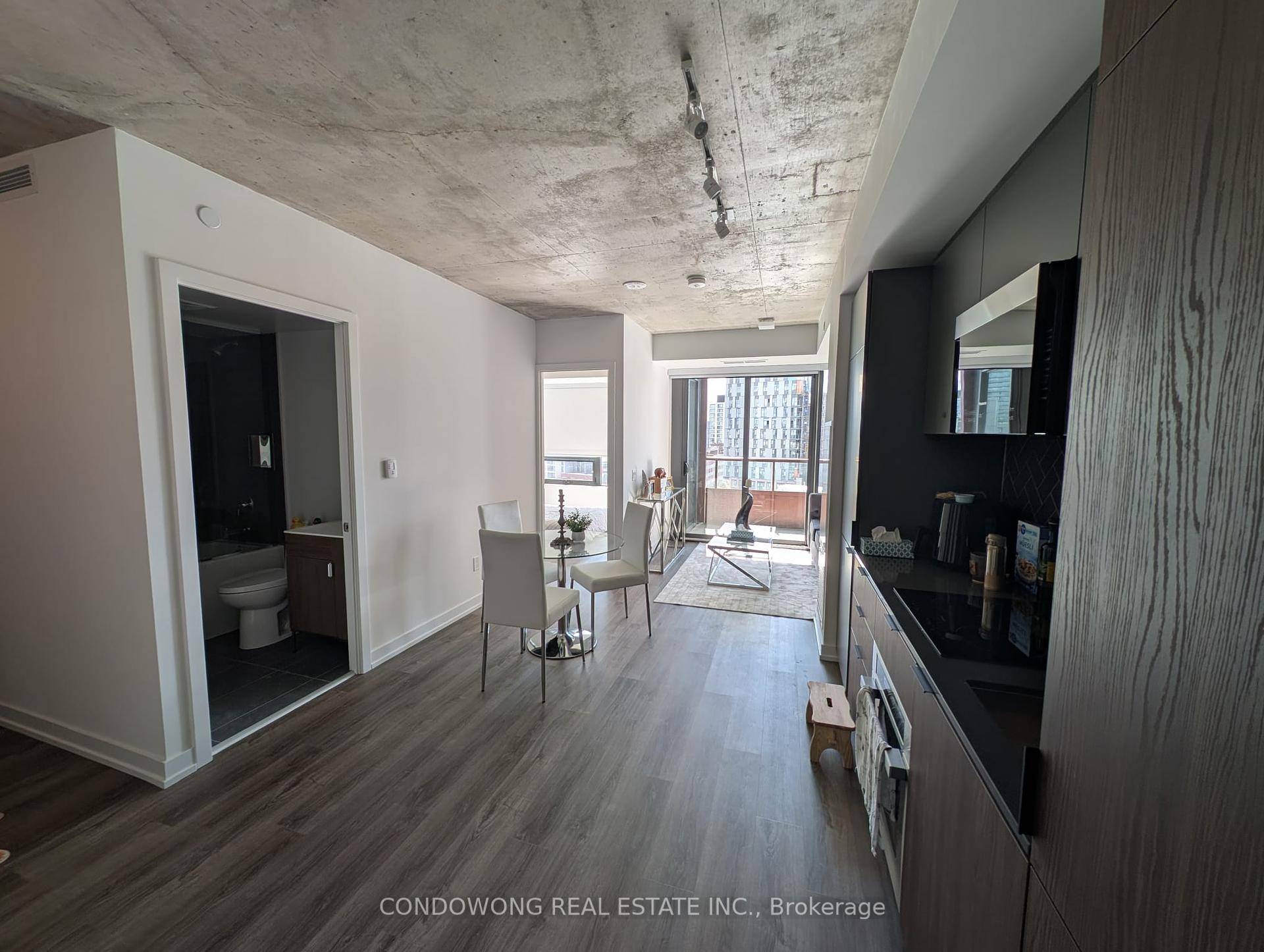 Modern and stylish 1 bedroom Den unit at 28 Eastern Avenue in the vibrant Corktown community.