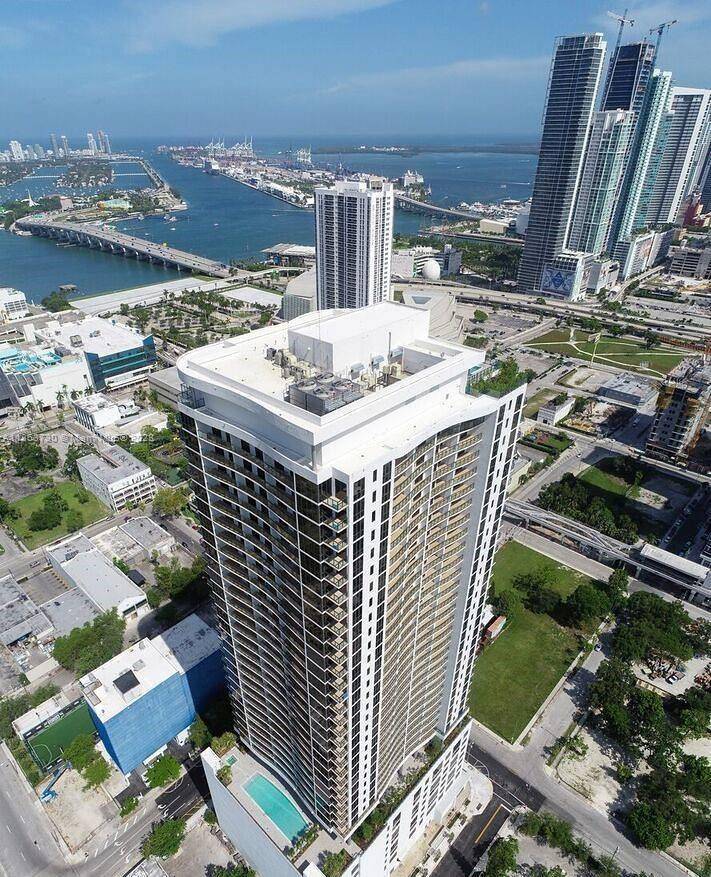 High floor, very spacious 1 bedroom 1 bathroom in the CANVAS building, great location, easy access to major highways.
