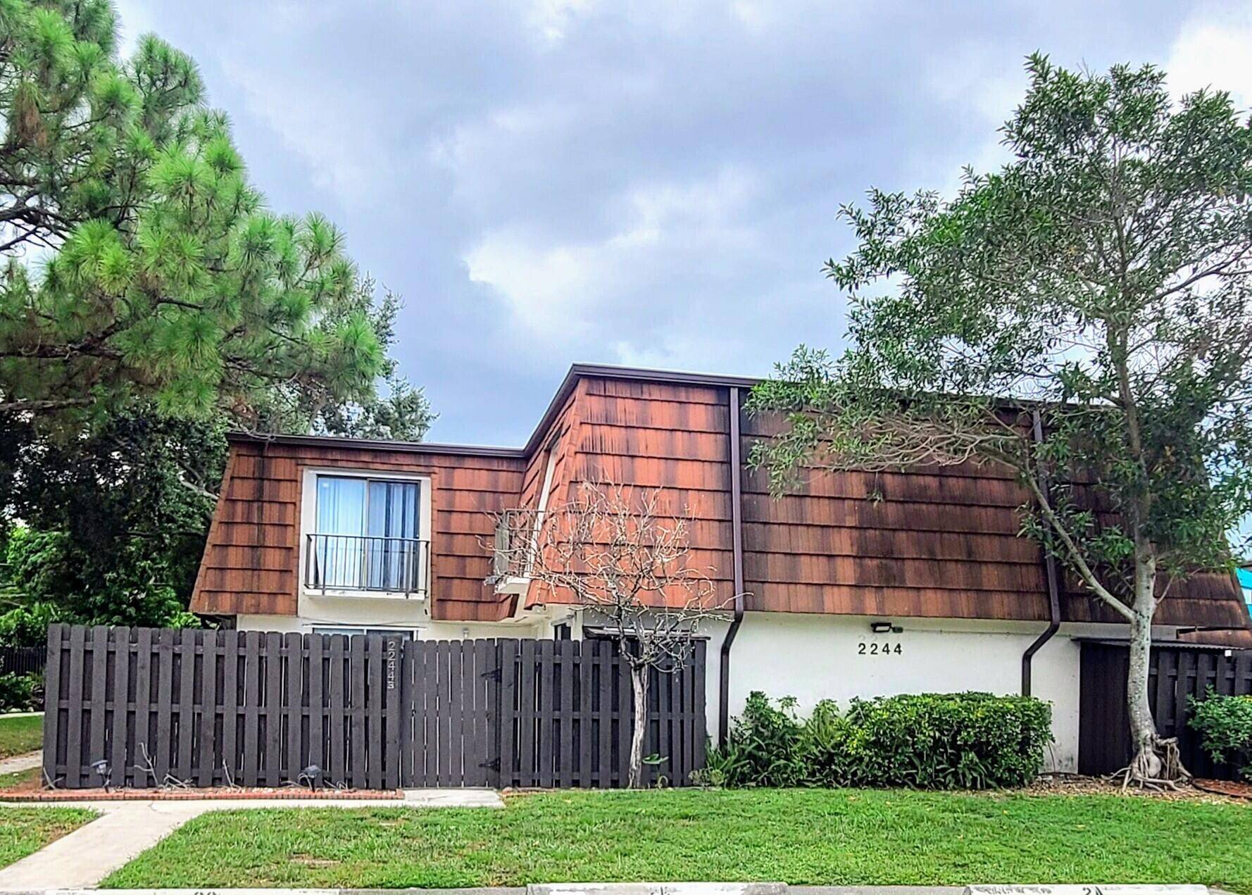 This home is priced to sell and is an excellent opportunity for first time homebuyers to own a piece of Florida.