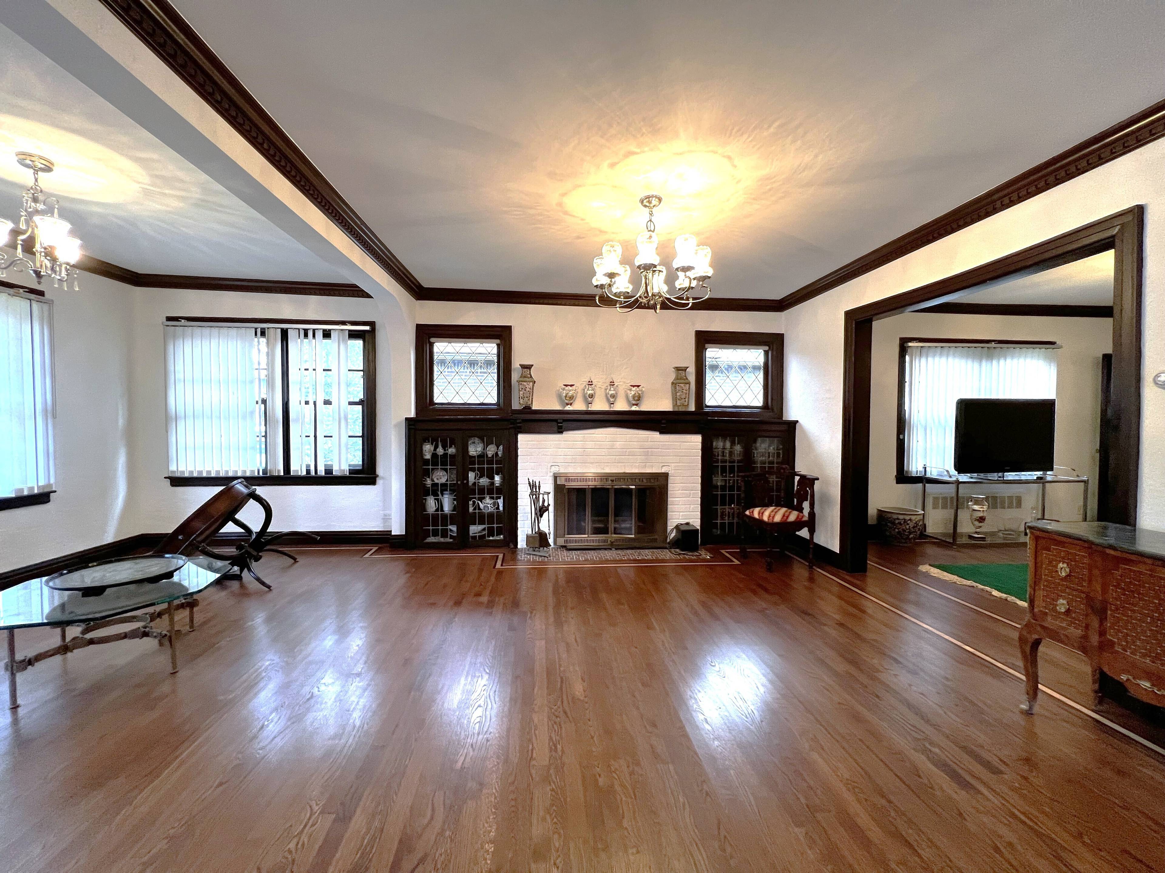 Spacious single family 5 bedrooms, 4.