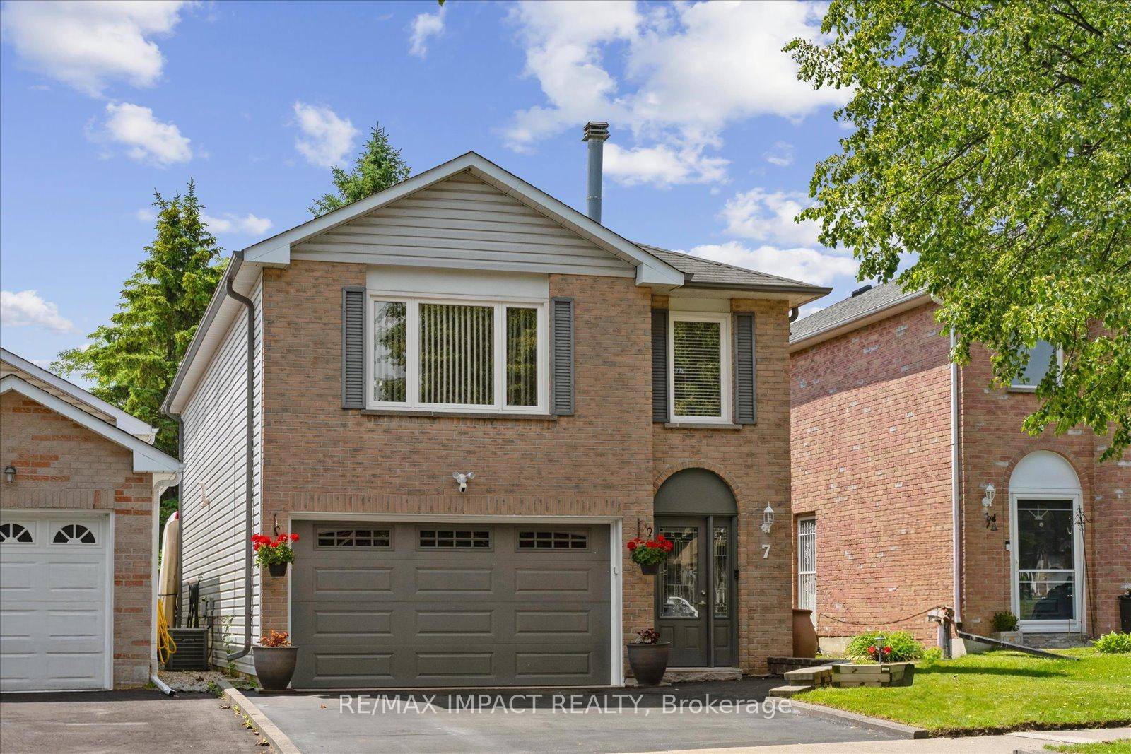 YOUR DREAM HOME AWAITS ! Welcome to 7 Farncomb Crescent located in the family friendly community of Bowmanville.