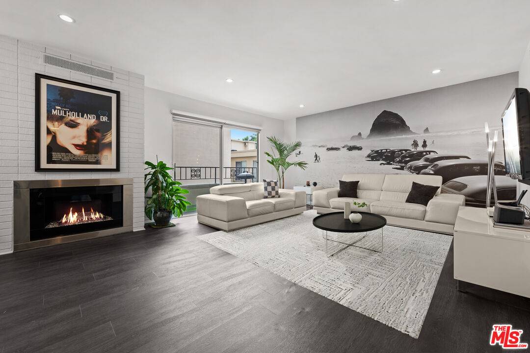 1221  N Kings Rd 1BR Sunset Strip La