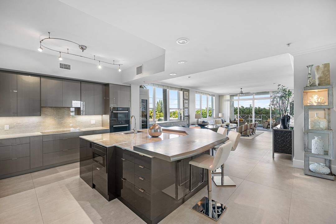 SOPHISTICATED BEACHSIDE RESIDENCE.