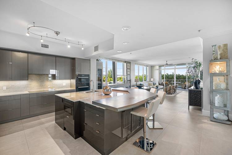 SOPHISTICATED BEACHSIDE RESIDENCE.