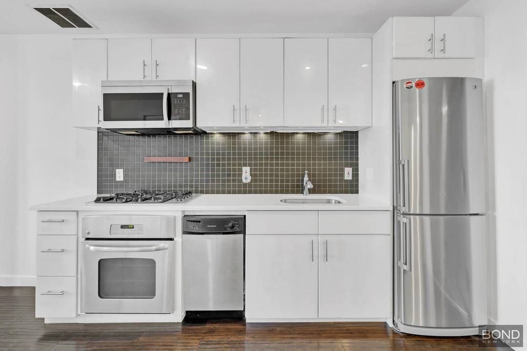 Large amp ; Beautifully Updated Duplex Condo With Separate Recreation Room !