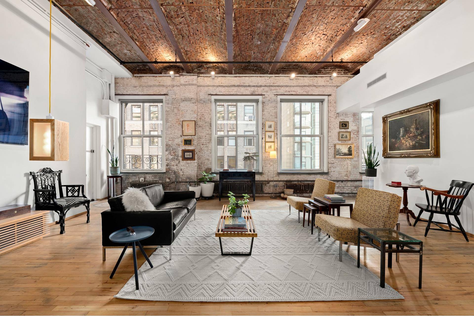 Welcome to luxury living in the heart of Tribeca !
