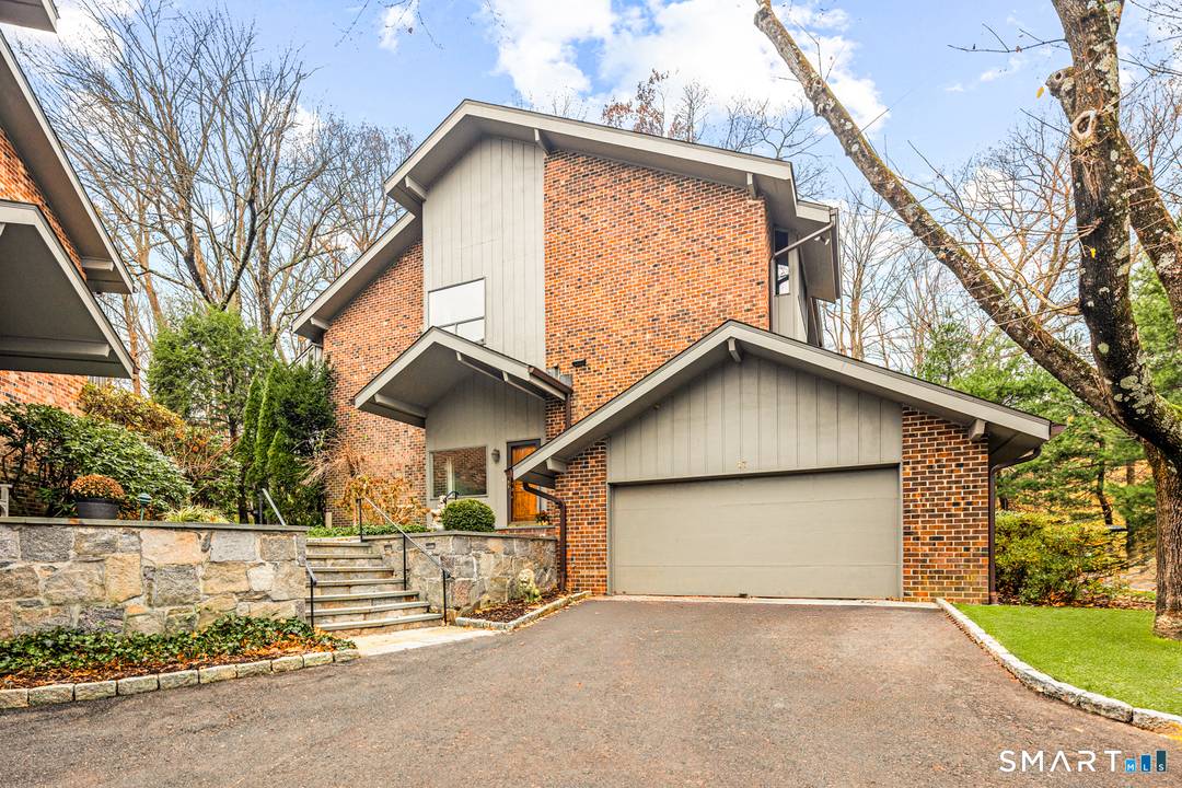 Located one mile from New Canaan's town center, 377 Main Street, Unit 17 offers turnkey townhouse living just moments from Metro North, Waveny Park and New Canaan schools.