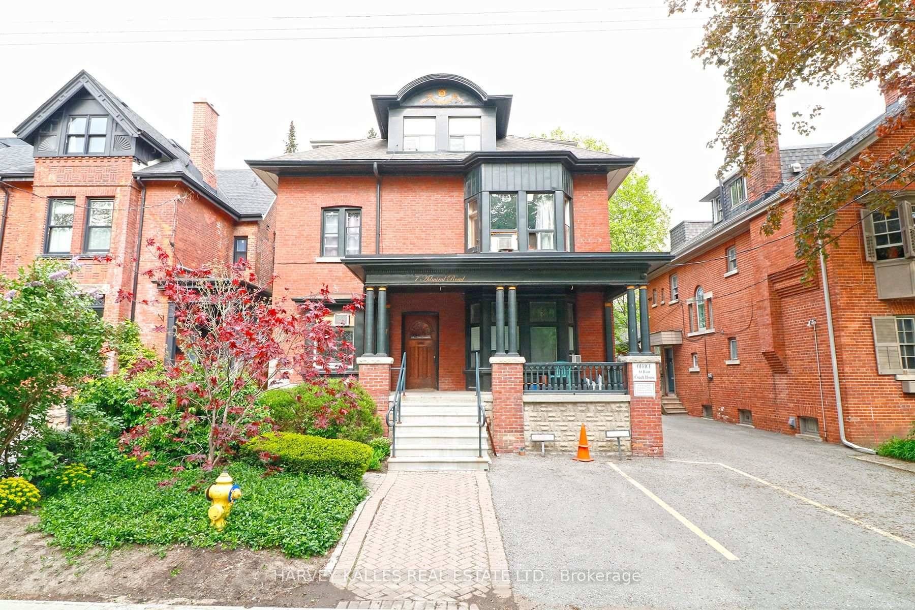 Available immediately ! This bright and spacious one bedroom apartment is located in one of Toronto's most desirable neighborhoods, at the crossroads of the Annex and Yorkville.