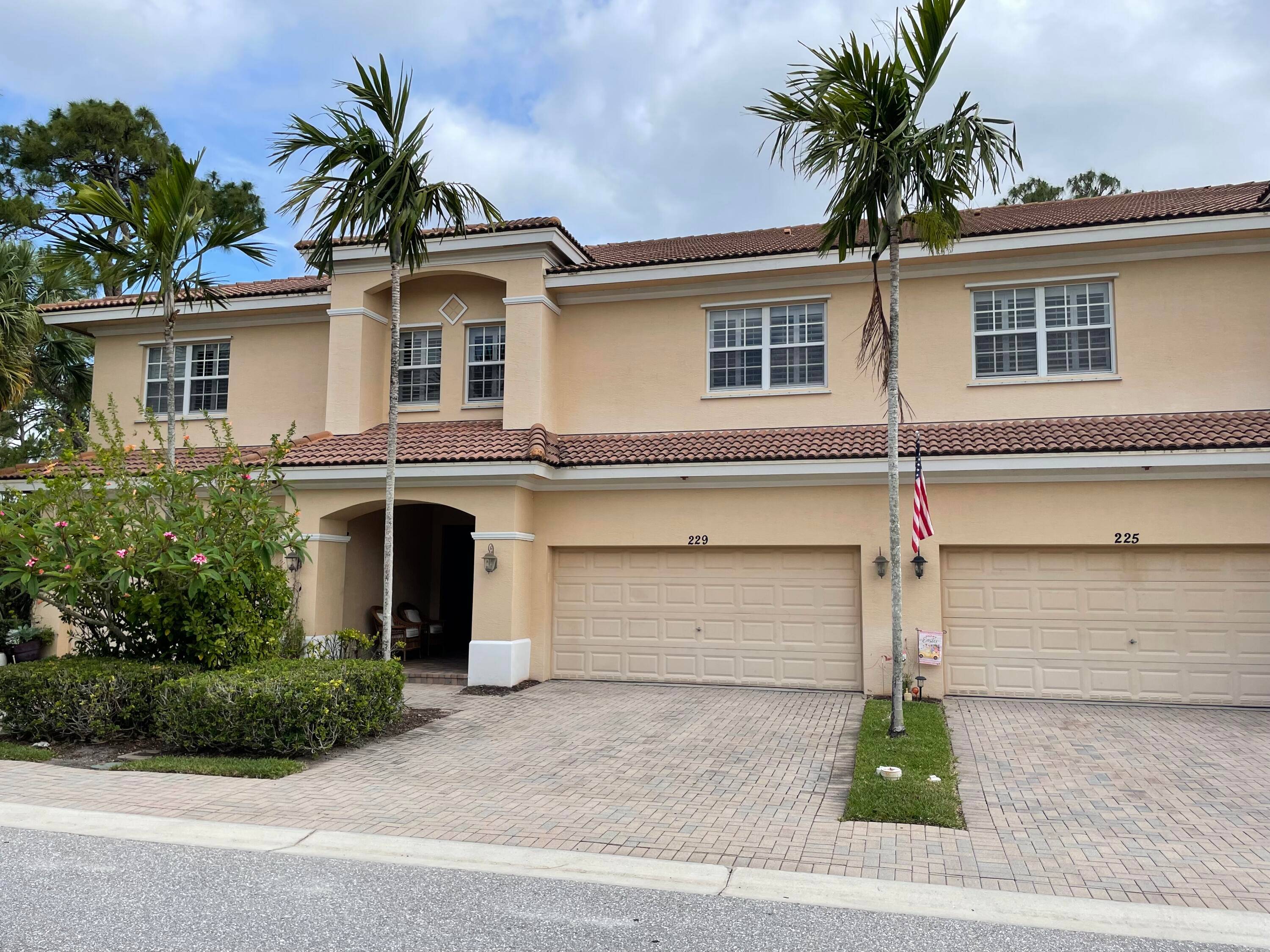 SPACIOUS TOWN HOME WITH 9'6'' CEILINGS ON BOTH FLOORS, LUXURY VINYL THROUGH OUT 1ST FLOOR.