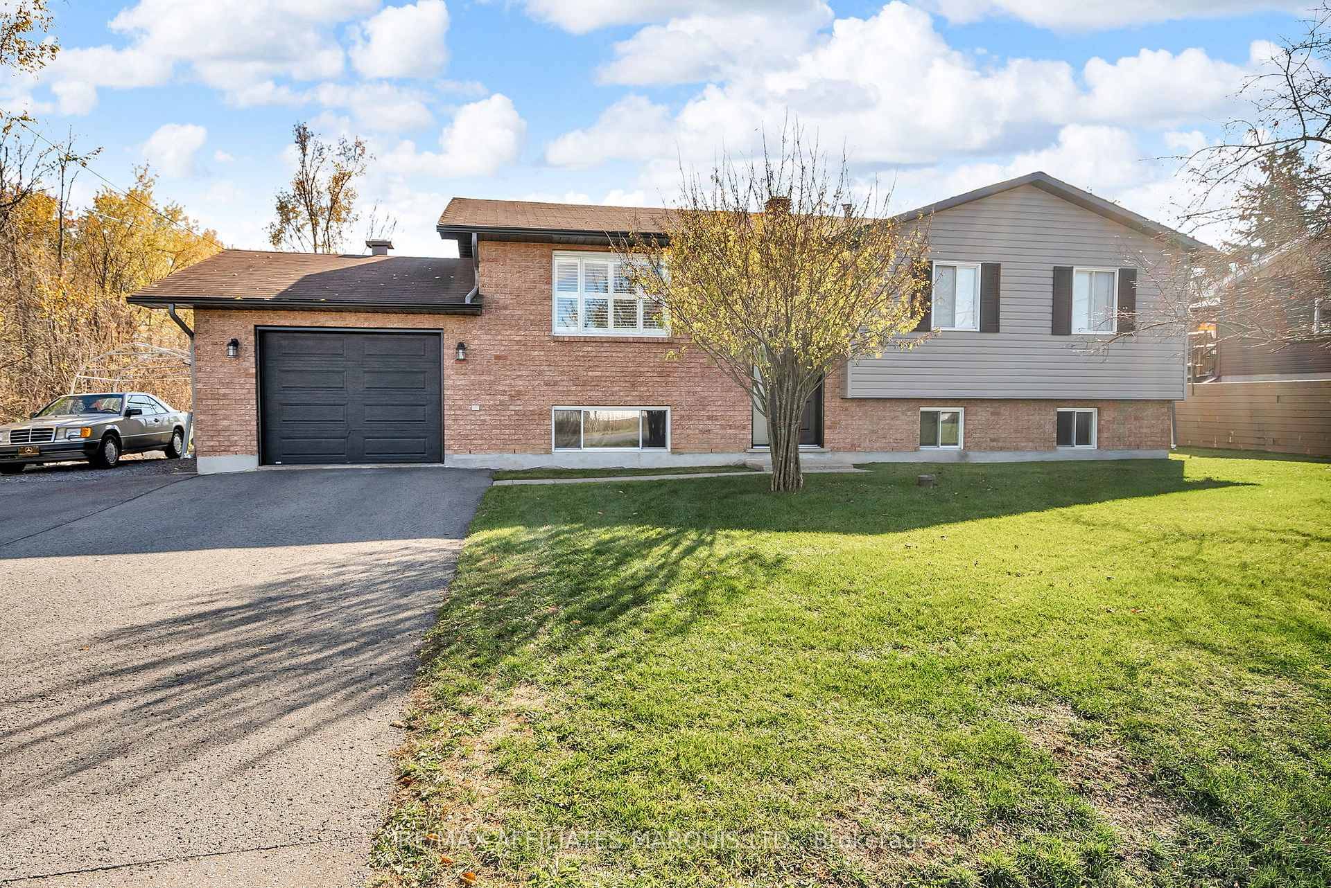 Discover the perfect blend of country and city convenience with this well maintained raised bungalow, located right at the edge of the Cornwall city limits.