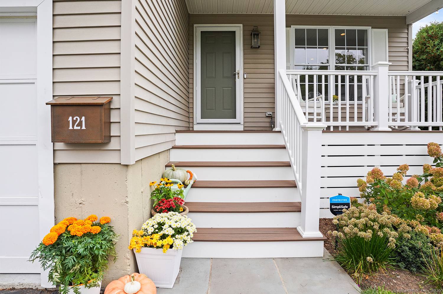 Discover Your Dream Beach and Town Life !