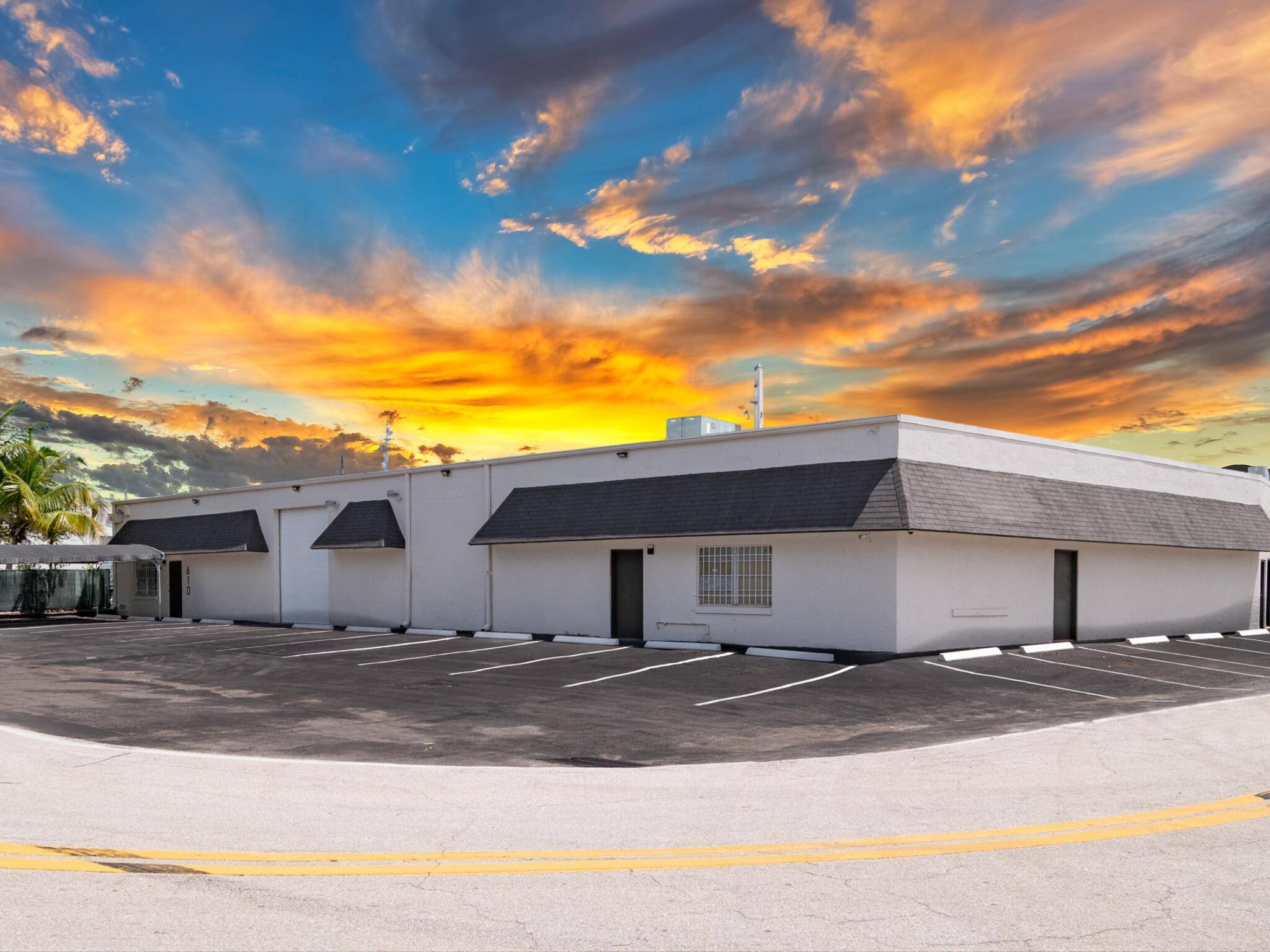 Freestanding flex office warehouse building now available for lease !