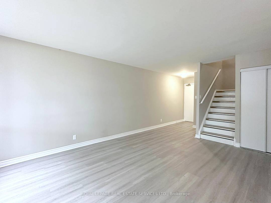 Welcome to this charming 3 bedroom, 2 storey townhouse !