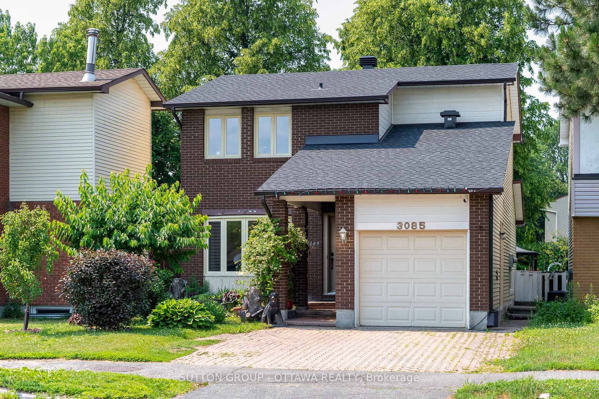 NO REAR NEIGHBOURS ! Just peace and privacy !