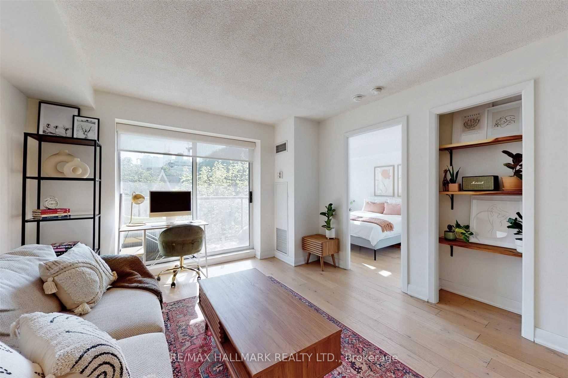 Bright and airy 1 bedroom locker in a boutique building located in trendy King West.