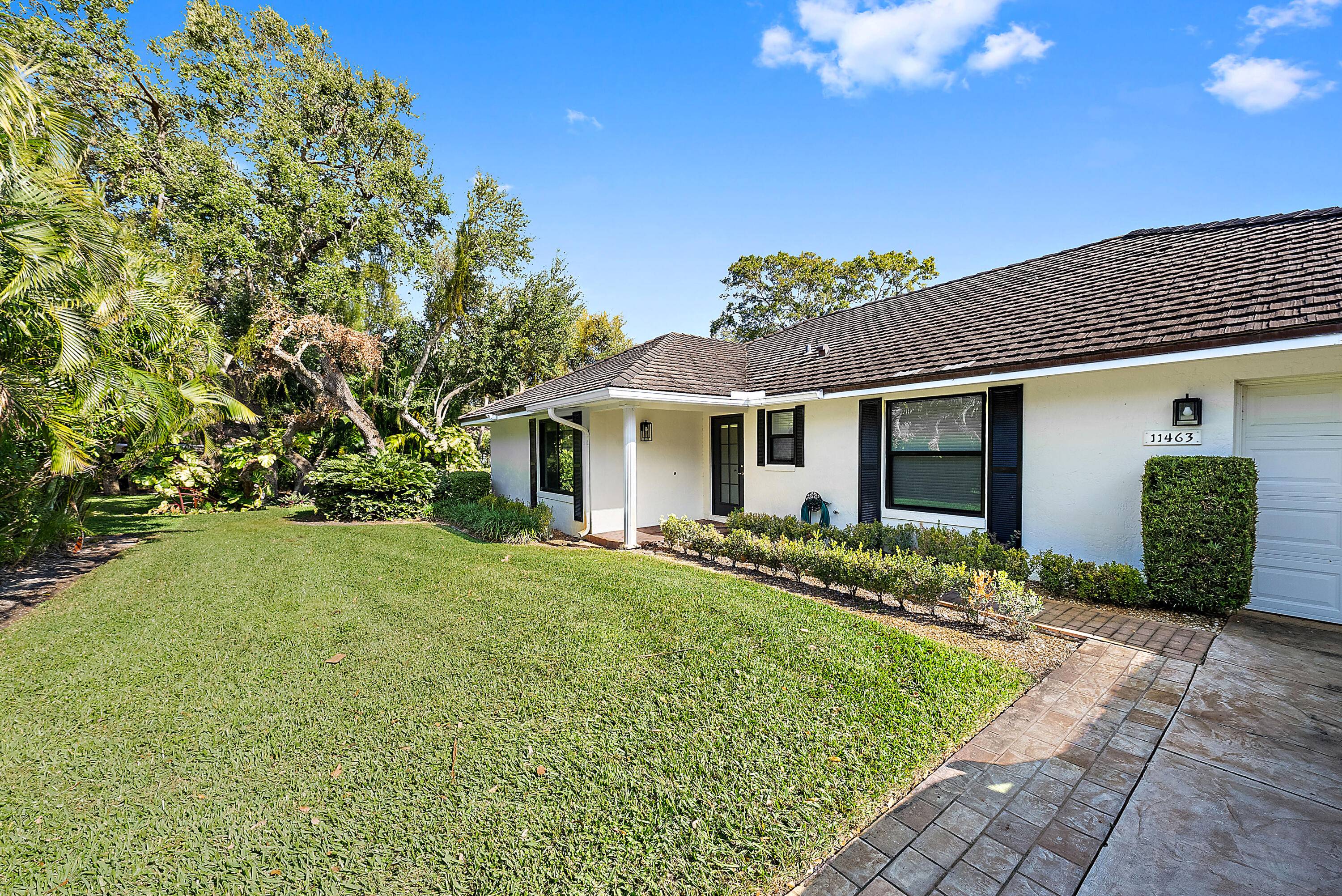 Step into this wonderful 2 bedroom, 2bathroom villa plus family room with beautifully redone kitchen.