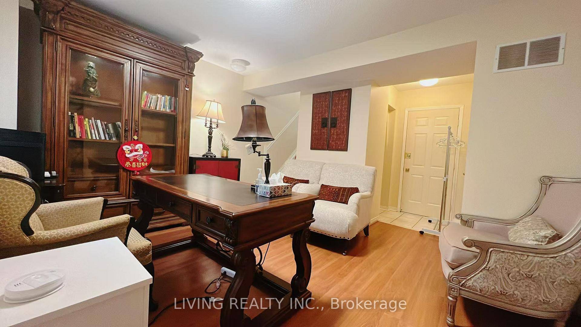 Lovely 3 Bedroom Townhouse W Lots Of Natural Lights.