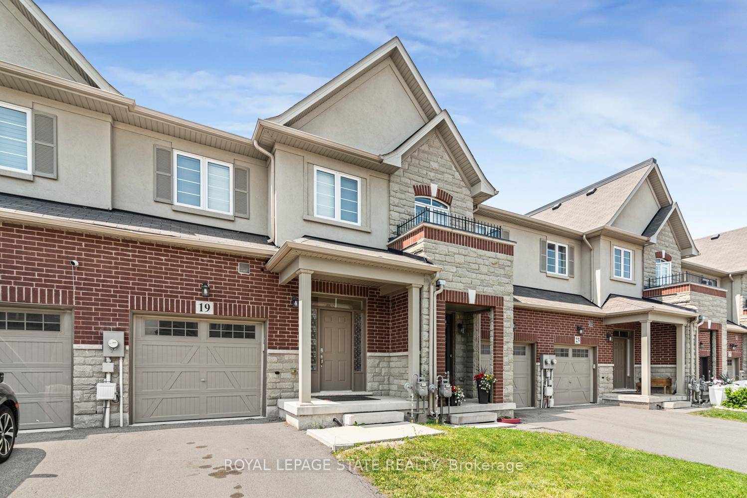 Welcome to this elegant freehold 3 bedroom home in one of the most sought after area of Stoney Creek !