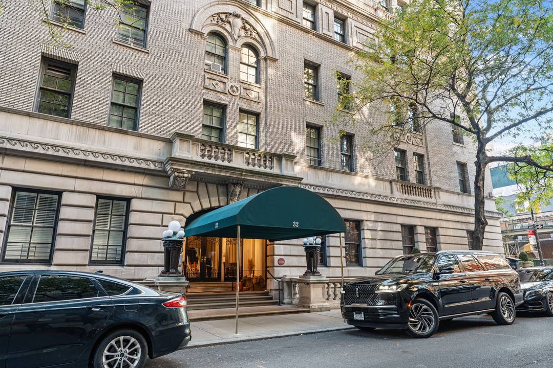 Life at the Top of The Verona 32 East 64th Street Perched high atop The Verona, one of the Upper East Side s most distinguished cooperatives, this grand and recently ...