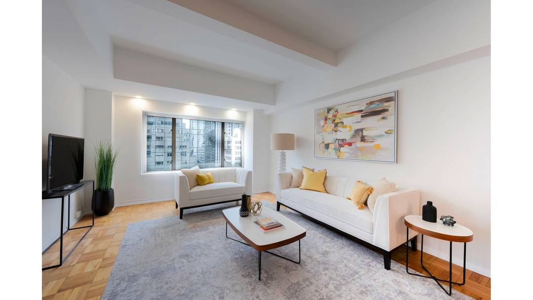 With approximately 10 foot ceilings, beautiful southwest light, and generous proportions throughout, Residence 17A at 200 East 57th Street offers a rare sense of volume and flexibility in a prime ...
