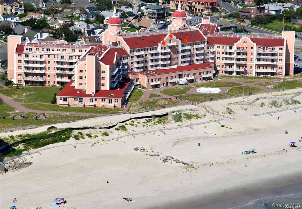 Penthouse3 1 bedroom center of the building with balcony and incredible ocean views New to the market.