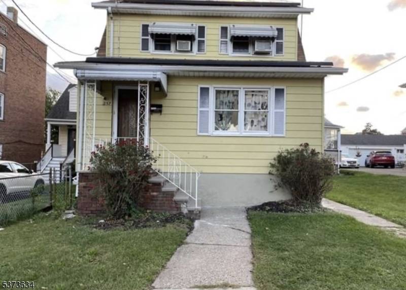 Move In Ready 4 Bedroom Colonial with Large Entertainer ?