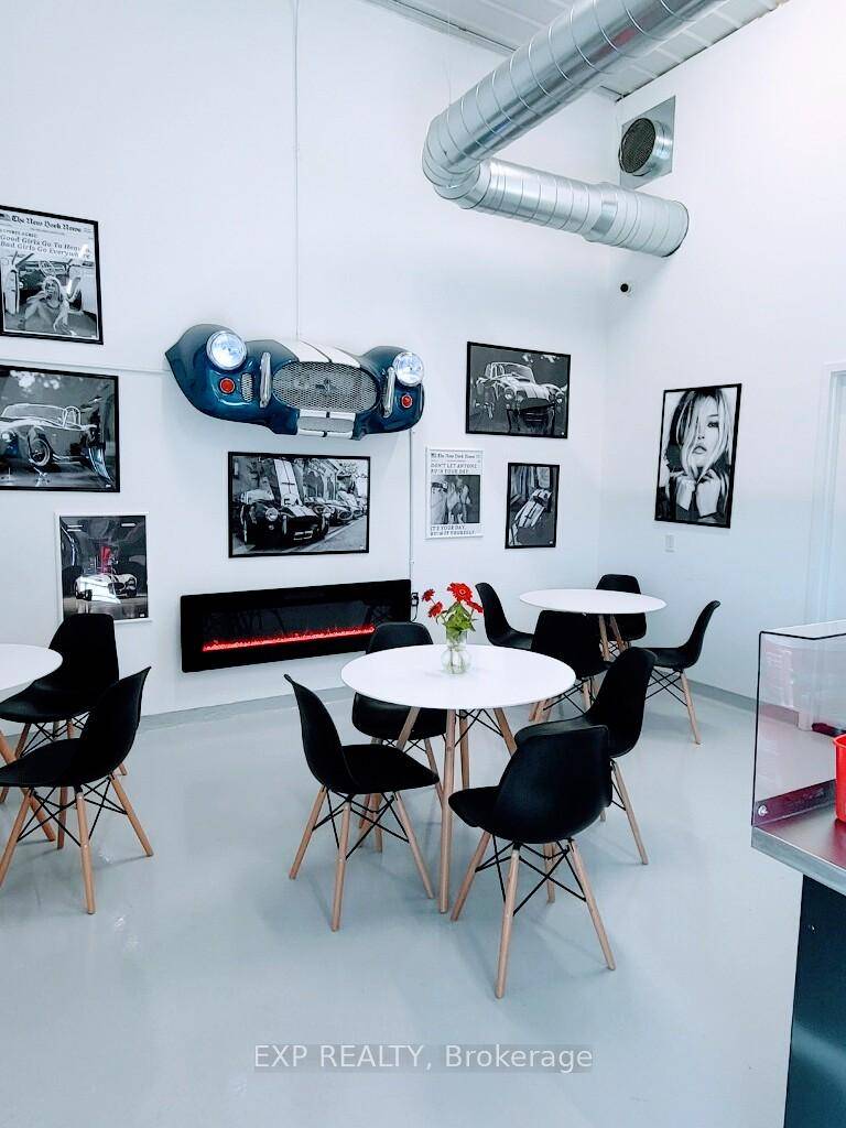 Ideal space in a clean and bright small cafe that seats 12 16 Patrons.