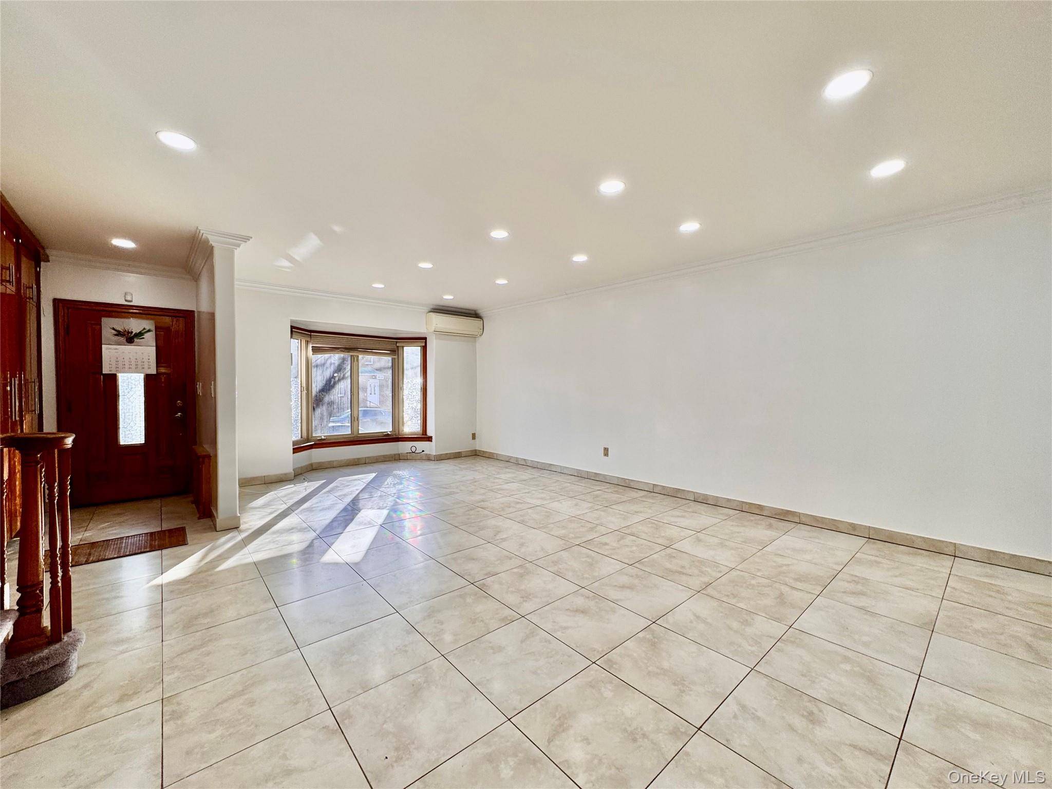 Discover this spacious and charming single family home, perfect for comfortable living and entertaining !