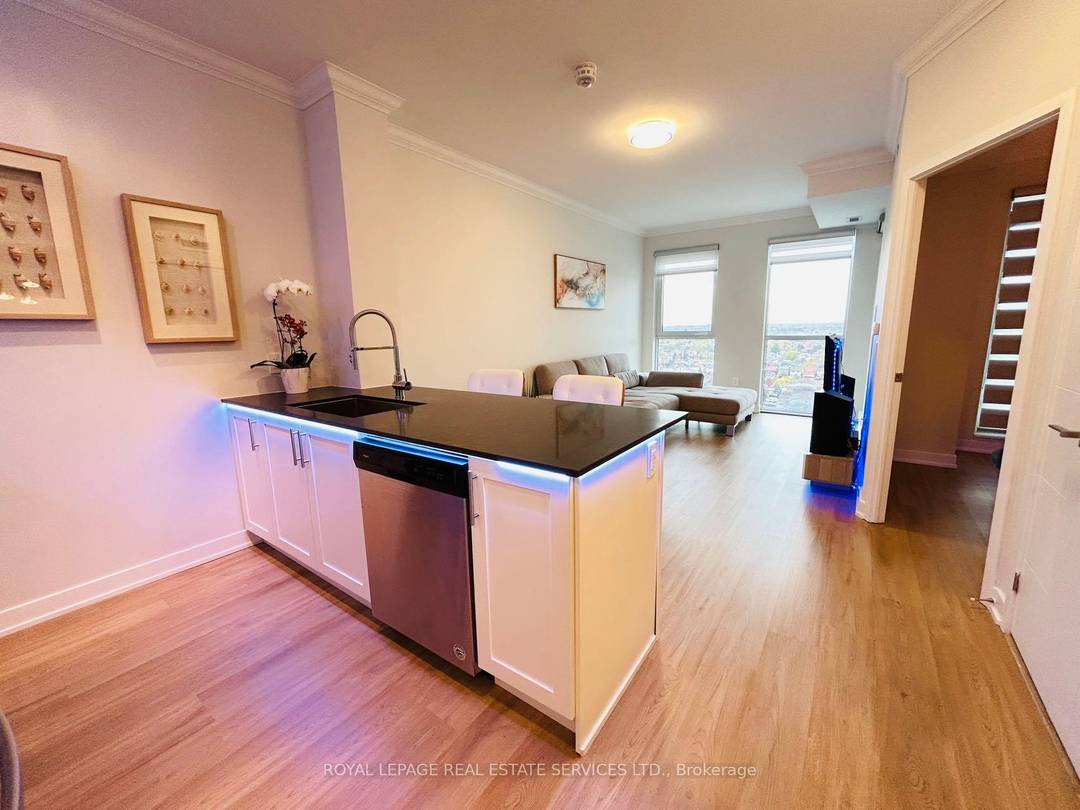 Fully Furnished Unit with Luxurious Look !